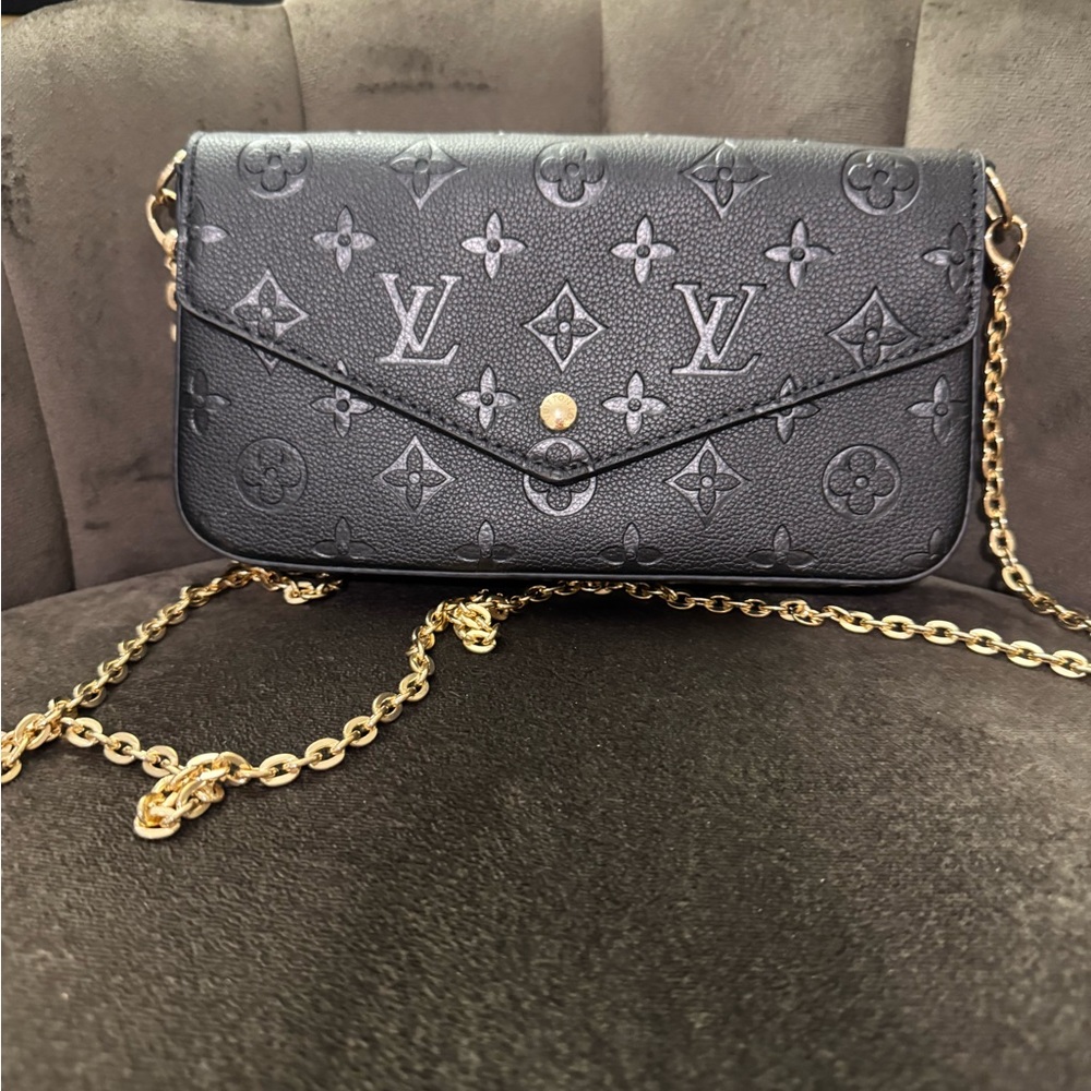 LV Black pochette